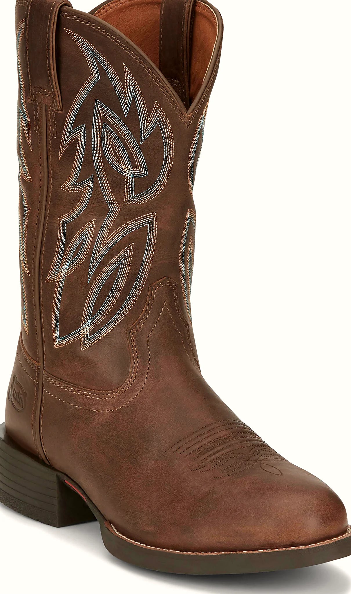 Round toe boot with a removable orthotic insole